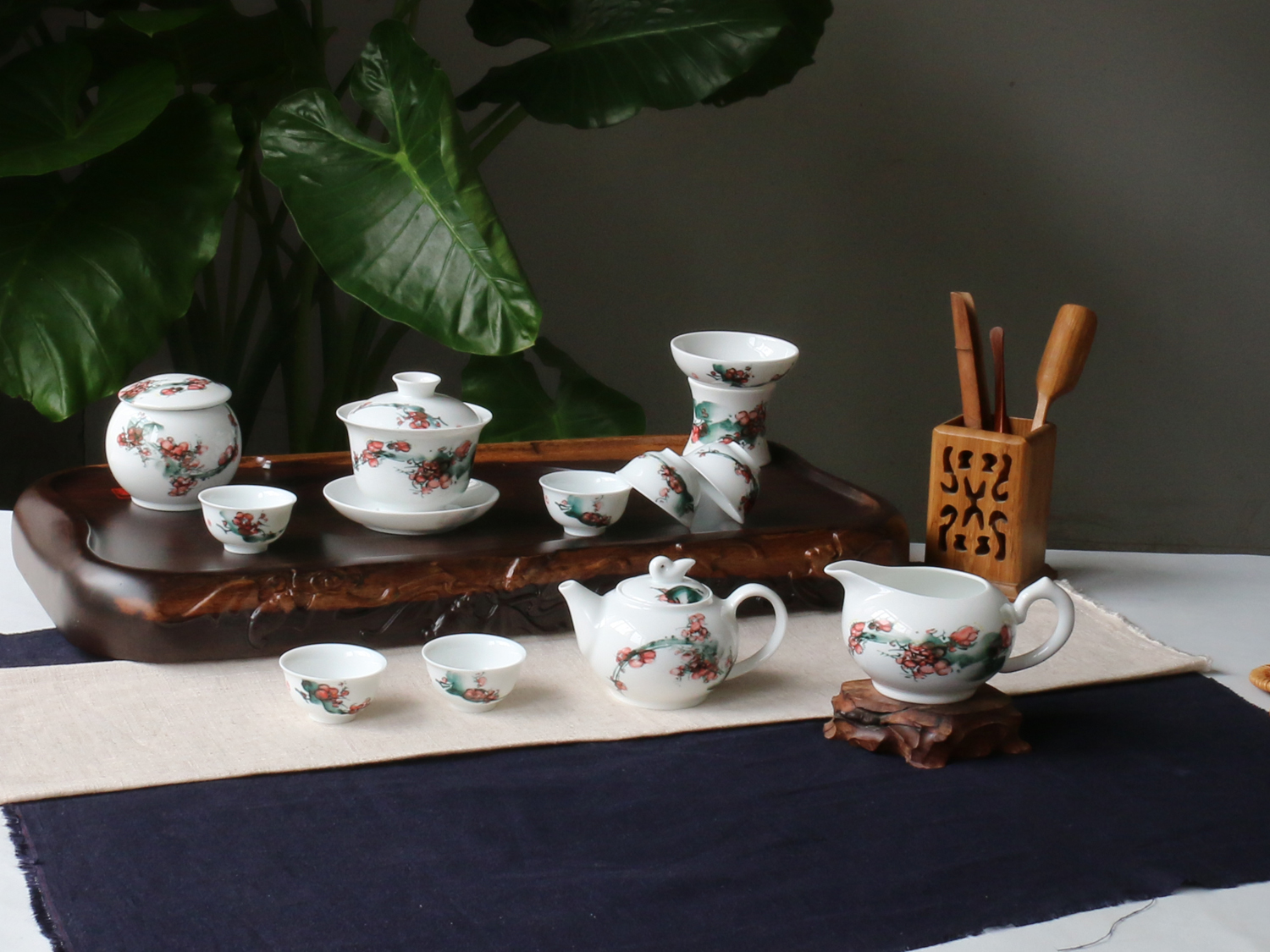 12頭釉中彩茶具--紅梅
